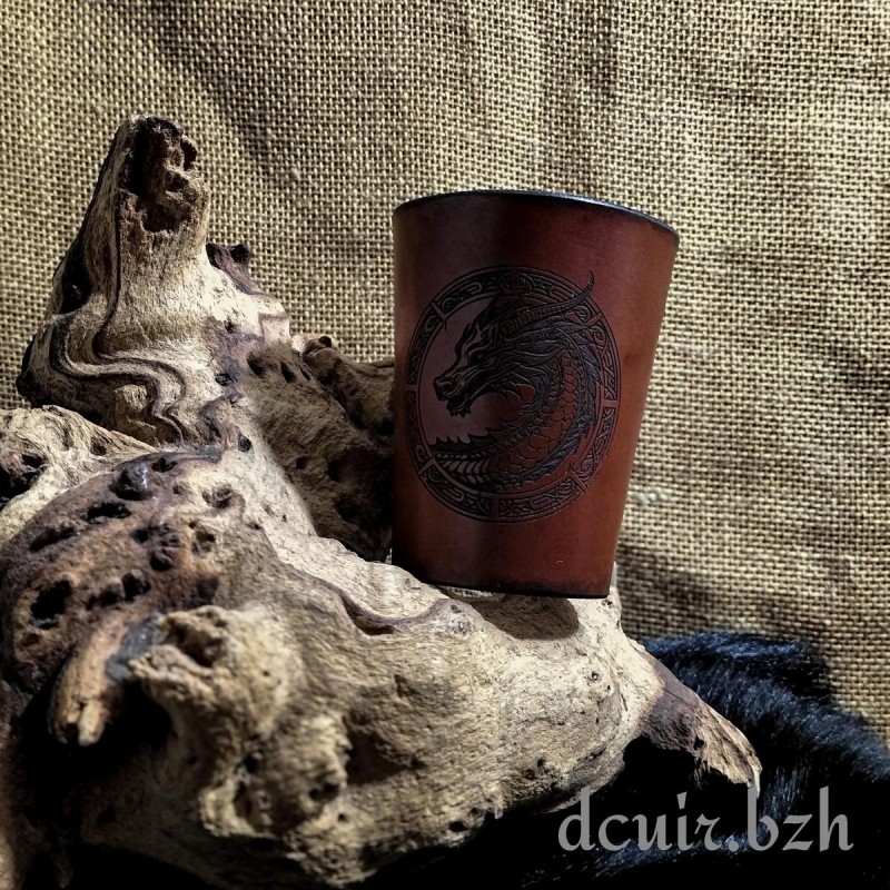 Porte-Gobelet "Dragon et Entrelacs" 25 ou 50 cl Porte-Gobelet "Dragon et Entrelacs" 25 ou 50 cl